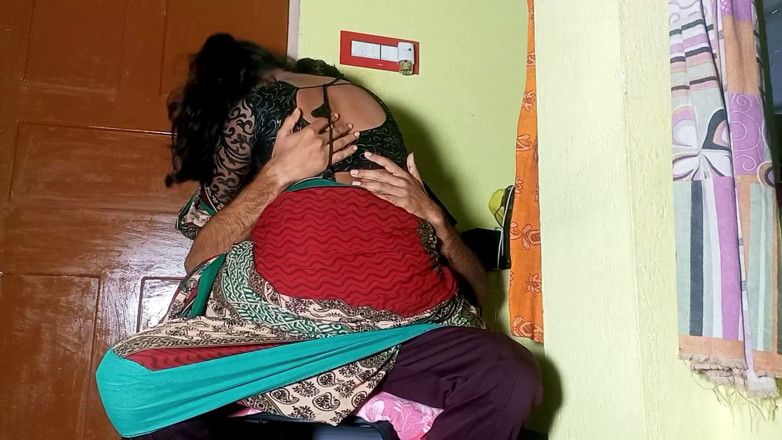 FireeCouple: 女将を感動させ、彼女が一人のときに彼女を犯しました