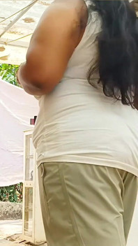 Fată indiană care merge goală, unghiuri diferite, arătându-și curul sexy și țâțele