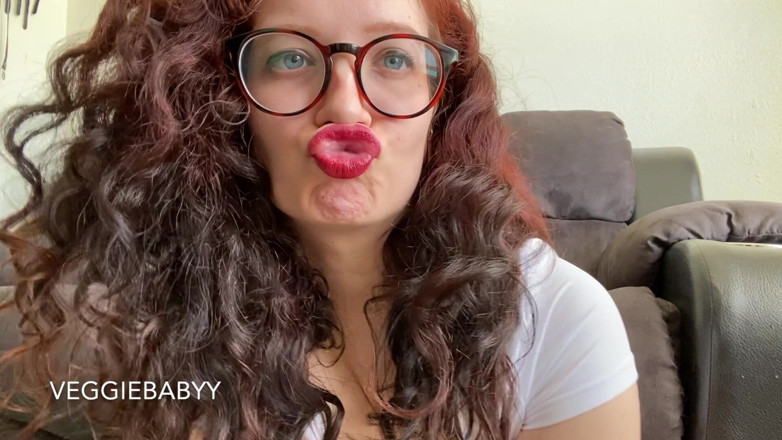 Veggiebabyy: Seducing You with Big Red Lips and Hair