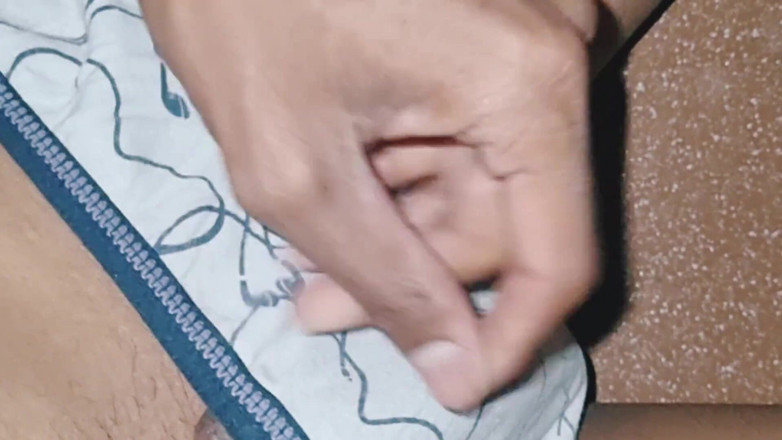 Nickey: Banci india yang lagi sange muncrat sambil pakai celana dalam...