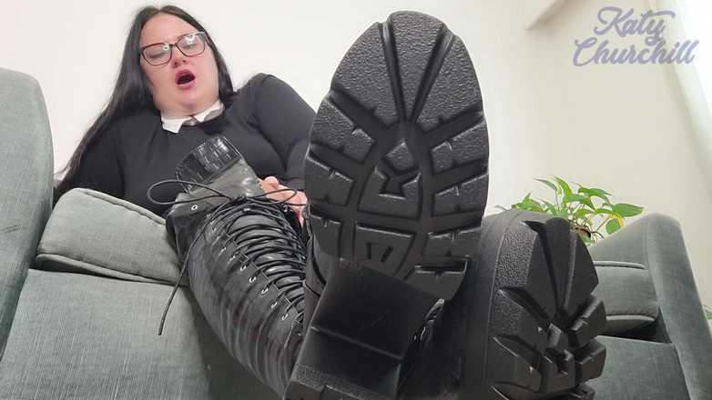 Katy Churchill: Stomping pe tine cu cizmele mele mari și negre