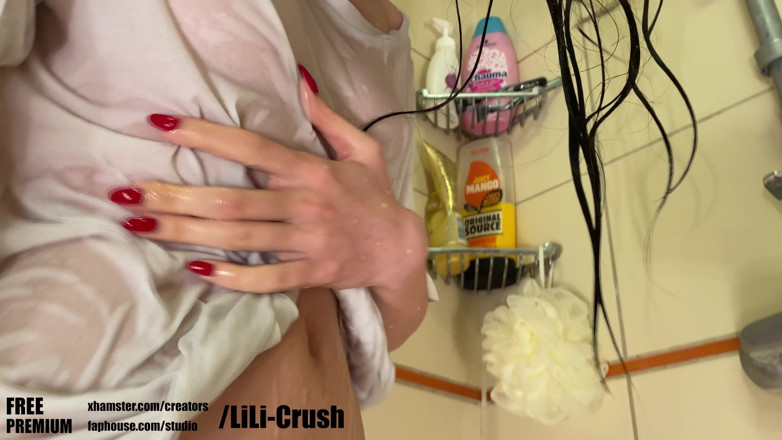 Lili Crush: Lili se joacă cu o pizdă strâmtă la duș