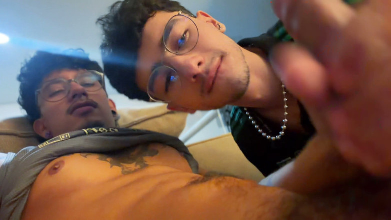 Andcristiann: Ele chupa minhas bolas e pega meu leite depois de...