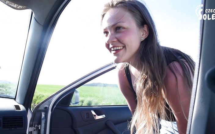 Czech Soles - foot fetish content: Fată studentă cu degetele lungi venerând picioarele cu autostopul