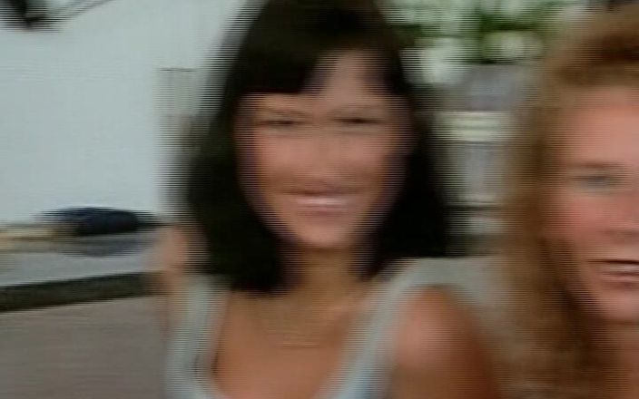 Deutscher hardcore: Linda nena alemana comparte polla con milf rubia caliente