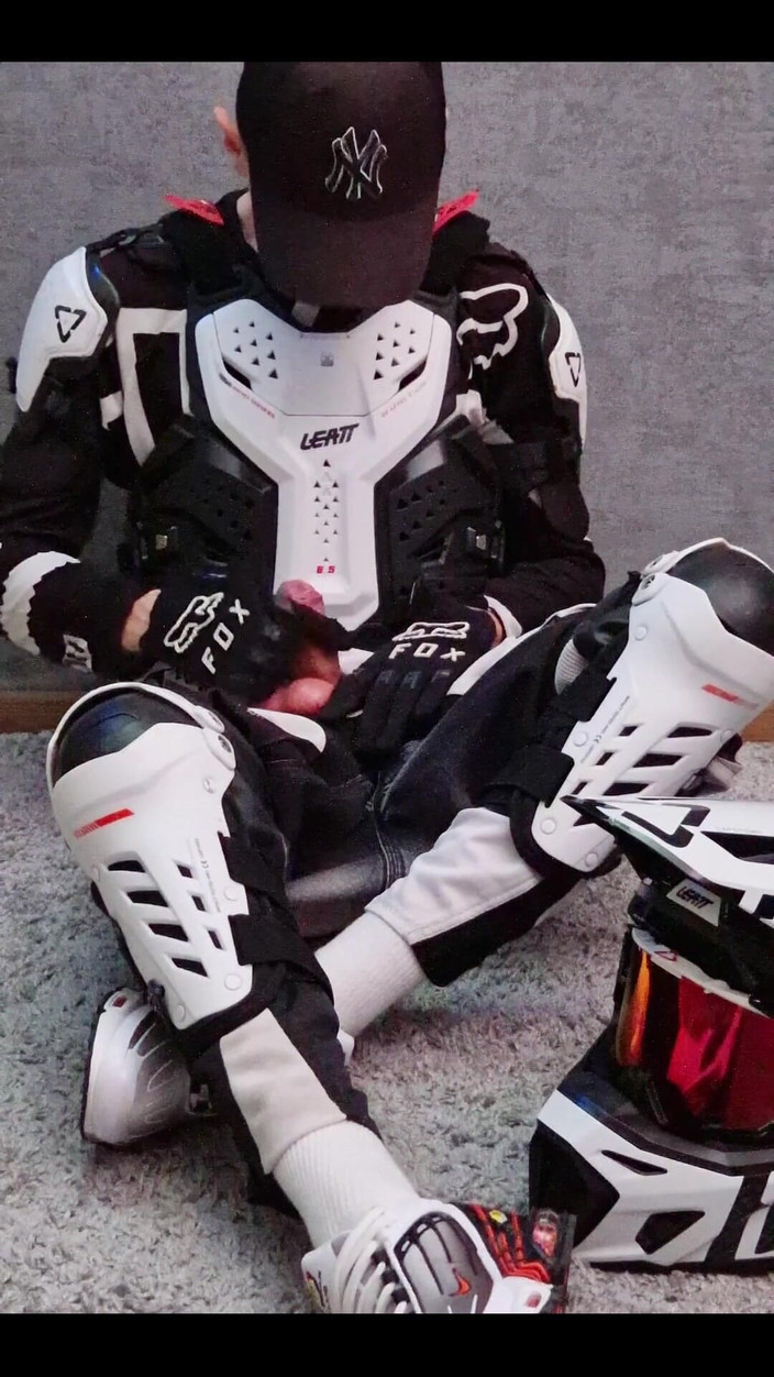 Sneakersmax98: Melancap dan memancut mani pada Nike Tn