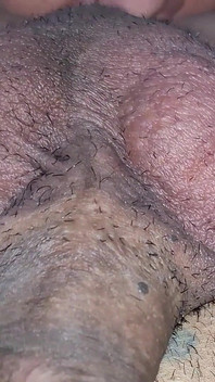 रिमिंग सत्र के दौरान उसने अपनी जीभ को अपनी गांड के अंदर फंसा दिया