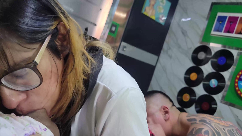 Crystal Phoenix: Due Femminucce Scopano Un Uomo Tatuato