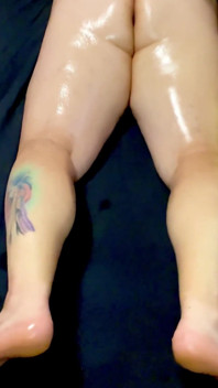 Massaggio oliato bellissimi piedi e suole