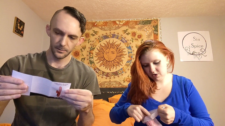 Sin Spice by Sophia Sinclair and Jasper Spice: Moiame, розпакування язиком і пальцем вібратора та мастурбація