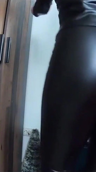 性感皮床挑逗紧裤和没有内裤 311