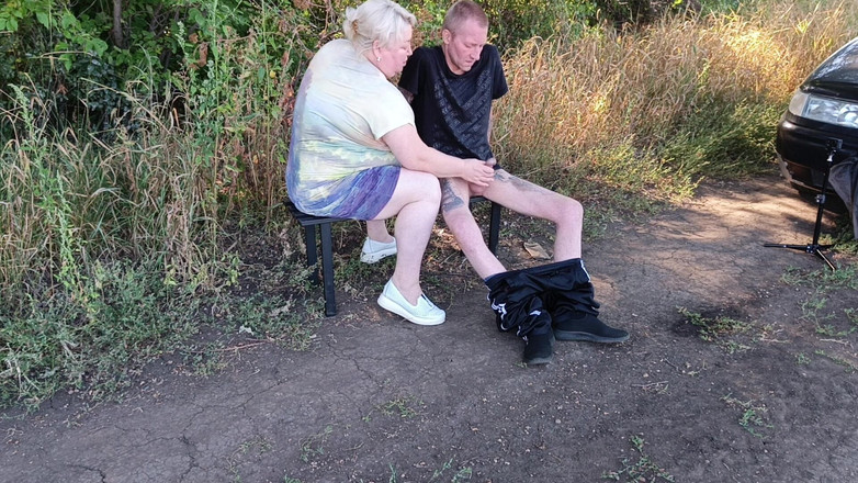 Zona901: O vecină îmi suge pula într-un parc public pe o bancă până...