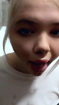 Morze spermy zalewa jej usta