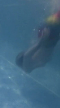 L'ostaggio sirena ti stuzzica in piscina