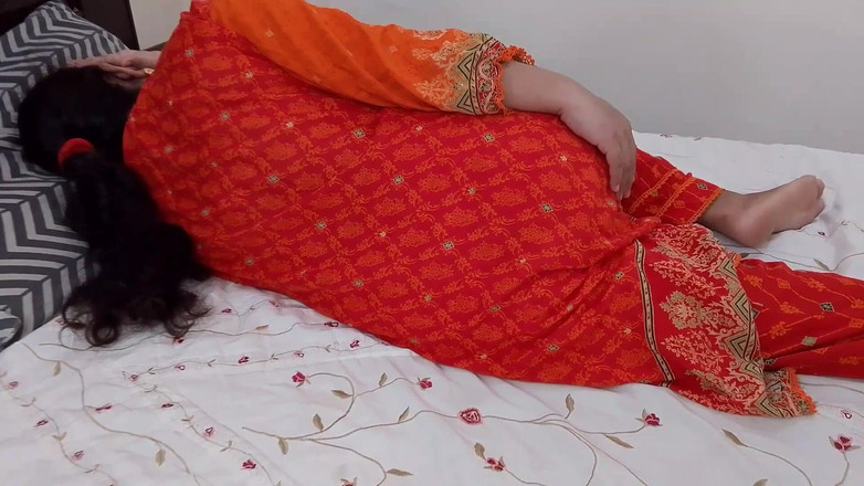 RedQueenRQ: 私は隣の継母のベッドで初めてオナニーをしていました