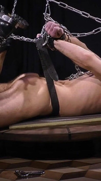 Zeus Hogtie bondage: intenzivní test vytrvalosti, rotační stůl a výbušný finiš