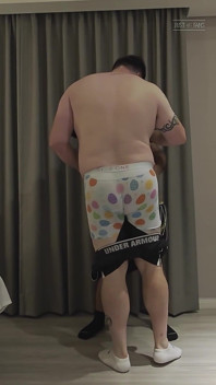 Tirando a roupa uma da outra episódio um