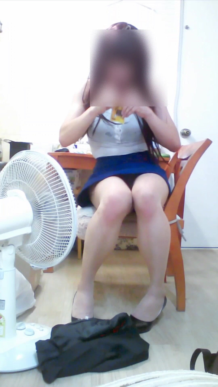 Harinni: 매혹적인 암캐 여대생이 자신의 계집애같은 보지에 오이와 소주병, 날계란 주사를 삽입하면서 즐긴다.