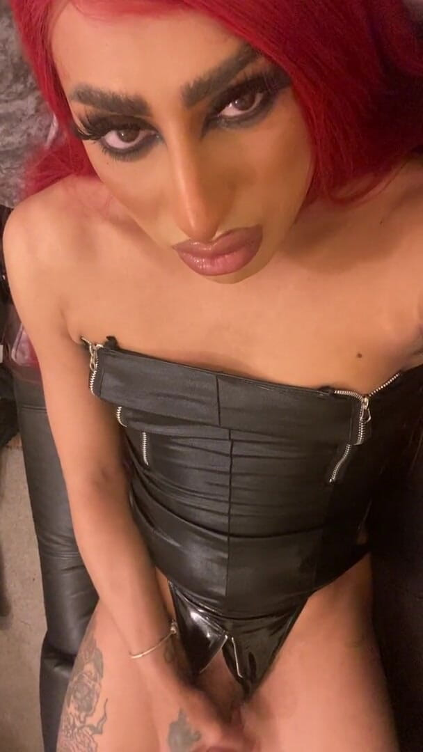 Lottie: Transsexuală / transsexuală masturbează și ejaculează cu vorbe murdare
