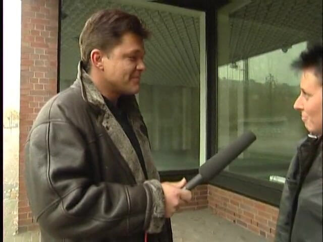 Lucky Cooch: Uma garota alemã de cabelos curtos foi entrevistada ao ar...