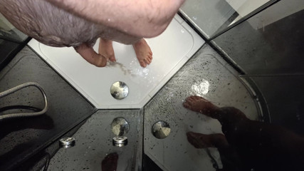 Uhri: Hotel shower hairy guy