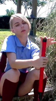 Hockey Stick melancap menampilkan Chloe Toy