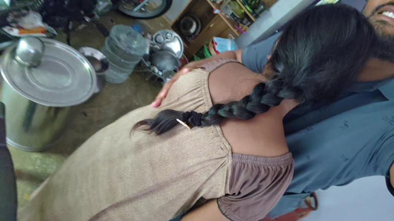 Premi pooja: Pomalu jsi políbil Bhabhiho prsa a Bhabhi se stal šťastným.