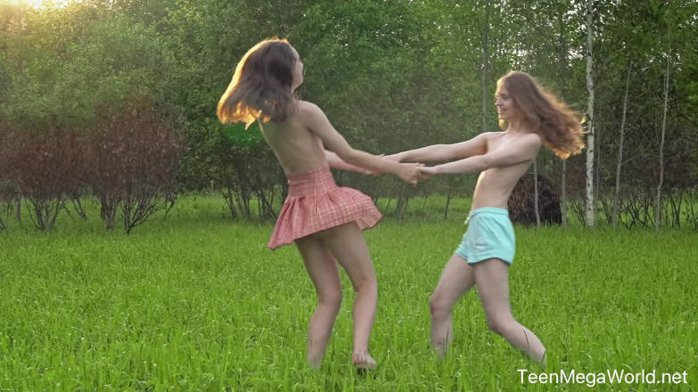 Teen Mega World: Sexy holky lízání klitorisu v poli