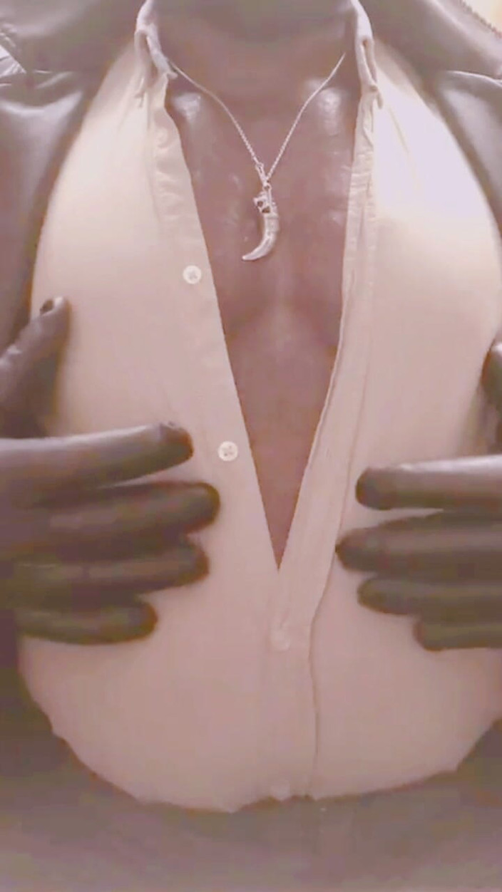 Black smoking muscle stepdad: 戴面具的皮衣玩舐肿的肚子烟雾