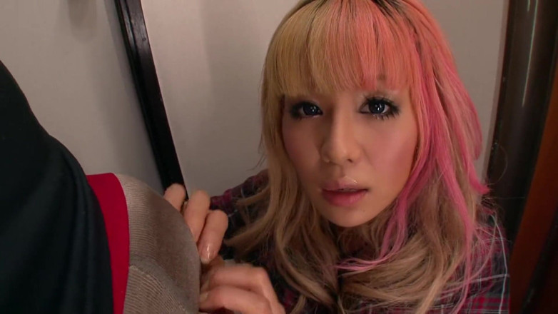 Pure Japanese adult video ( JAV): Rubia japonesa chorrea y chupa una gran polla en primer...