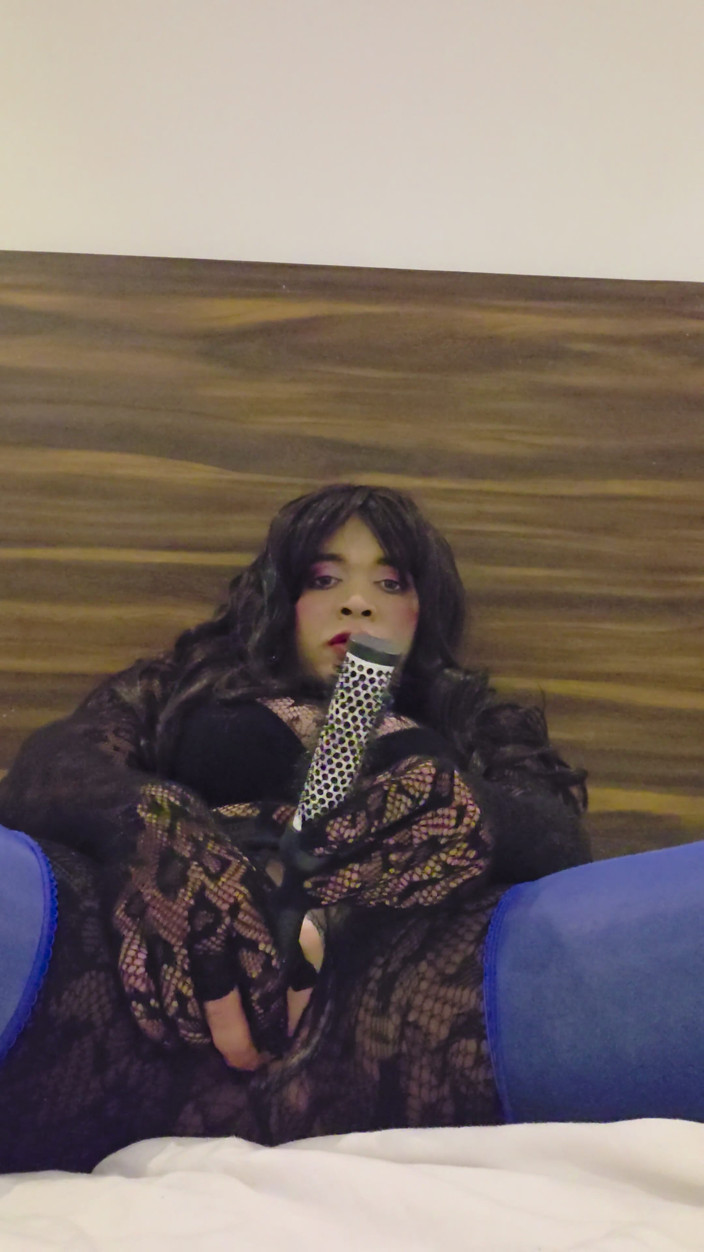 Adaa: Adaa lagi asik masturbasi dan mainin memeknya