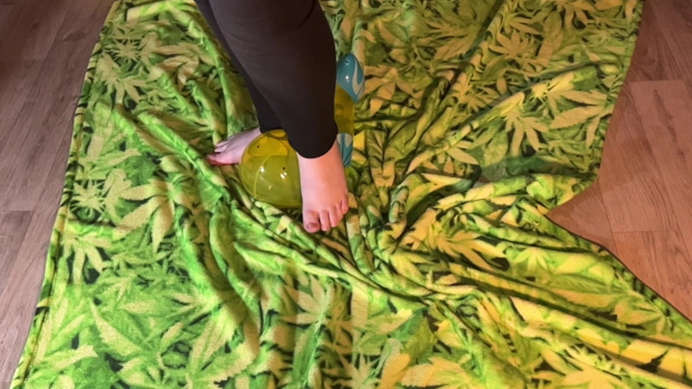 BeachBallsDuo: (cr-9) Bigbootylucy, stomps beach jouets pieds nus 1