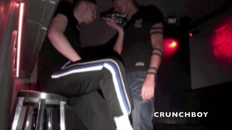 Sneaker gay: スカリーの若者と公共のバーでスニーカーの提出
