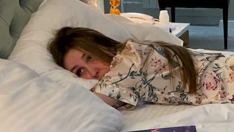 Alina Rai: Madrastra follada en la habitación del hotel después de la...