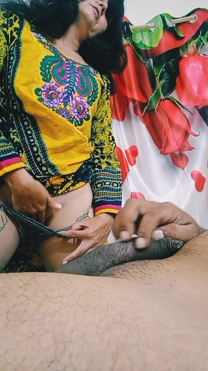 Bolly Karma: Awek bengkung memuaskan teman lelakinya
