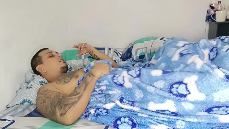 DimitryOfficial: 義理の妹は私がオナニーしているときに私を発見しますが、エッチな妹は私にチンポを詰め込んでほしいと言っています