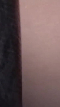 Canı sıkılan orta yaşlı seksi kadın arabada mastürbasyon yapıyor