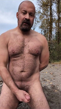 Muls de spermă pe o plajă în pădure