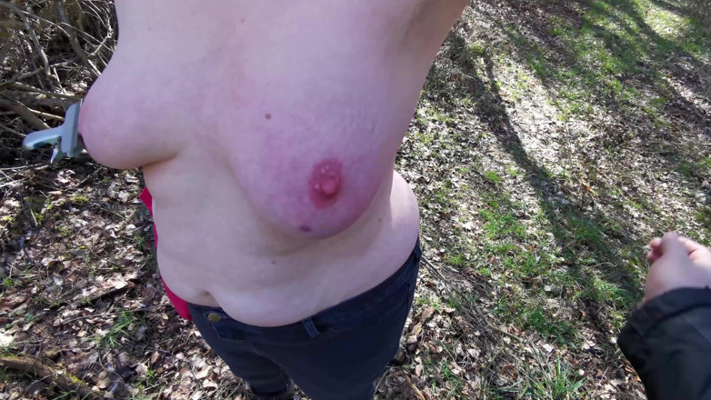 Bouncy Tits Action: Plesnindu-i țâțele și clemele pe sfârcuri