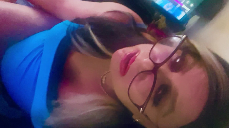 Krissy Sweets: Krissy Sweets hladí její péro