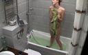 Milfs and Teens: Cô gái tuổi teen nghịch ngợm trong khi tắm