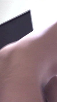 Dicke titten, latina-transe in einem green clubkleid strippt und masturbiert ihren schwanz bis zum abspritzen