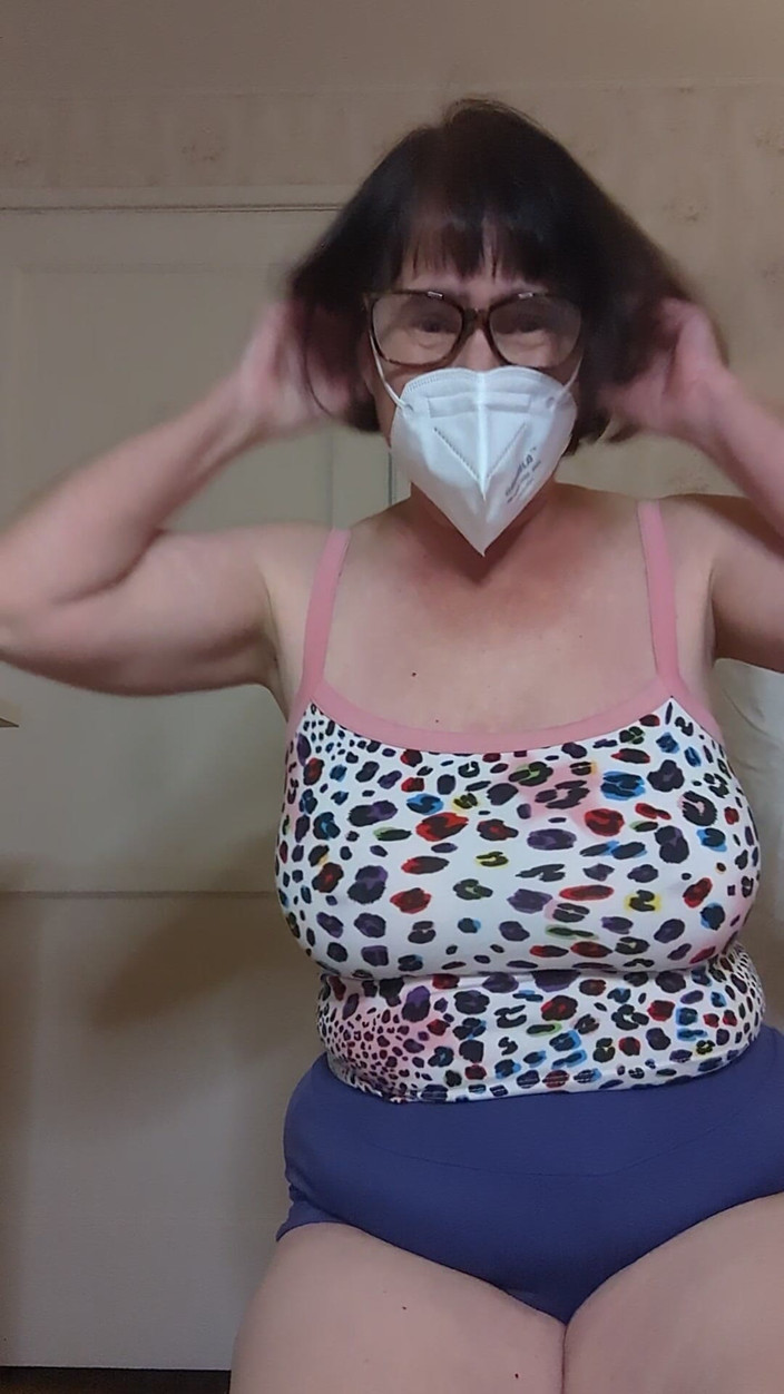 BustyBrendaxx: मैक्सिकन भोजन ने मुझे इतनी जोर से पाद दिया, और इसकी गंध बहुत अश्लील थी