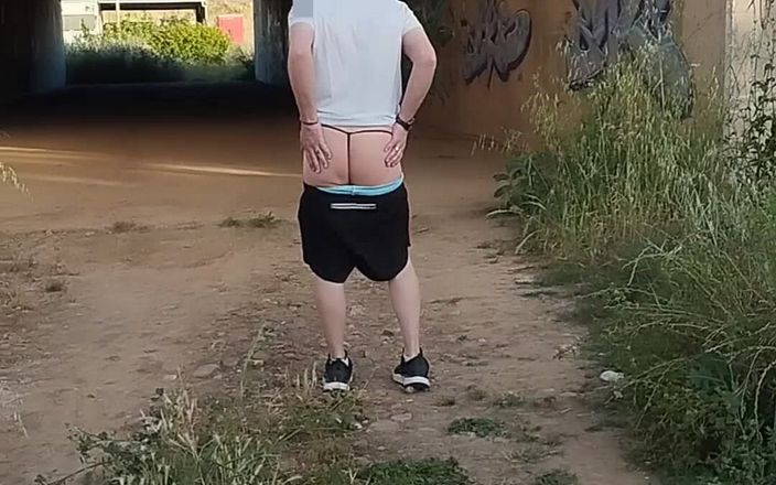 Morbosete000: În Arătându-și curul într-un tanga