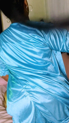 kleo_dance: Mi eccito mentre sono nel mio letto e mi masturbo...