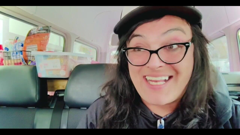 Christi Cream Cake: Saya Benar-benar Snuck Video Ini Dalam Band Van