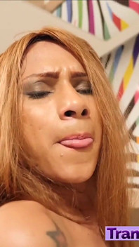 La Trans Brasiliana Bollente in Un Solo Con Un Enorme Dildo
