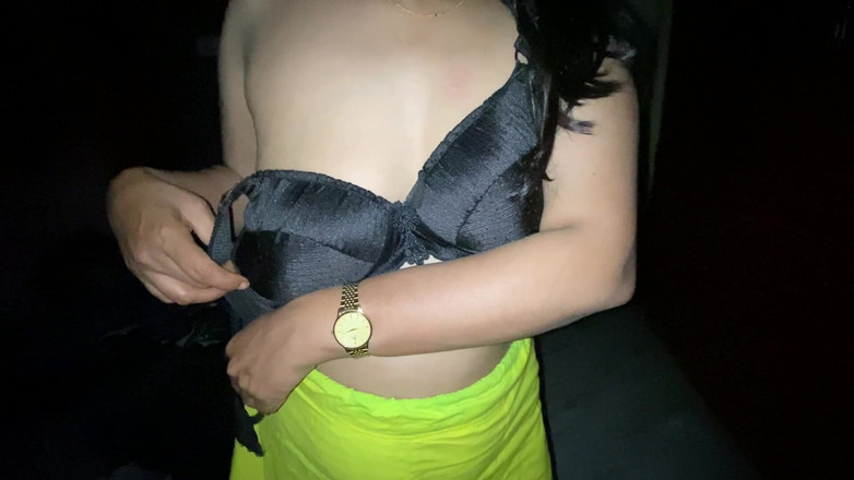 Tasnim Zara: Красива красуня дезі приходить ззовні і змінює своє сарі.