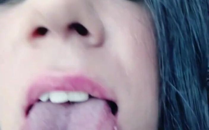 Anna Rios: vreau să-mi atingi limba