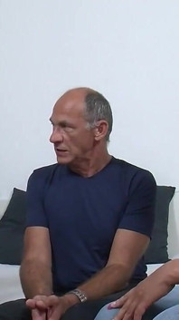 Velho porco fode peituda e goza em si mesma